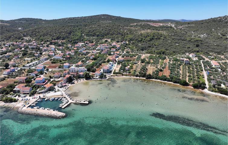 Reizende 2-Zimmer-Wohnung mit Pool, Terrasse und Strandzugang in der Nähe in Ugrinici, Kraj