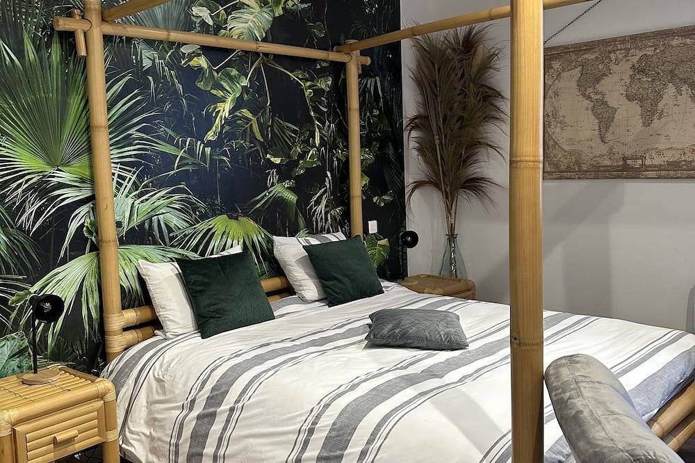 Jungle Room Avec Baignoire Balnéothérapie ! in Sotteville-lès-Rouen, Rouen region