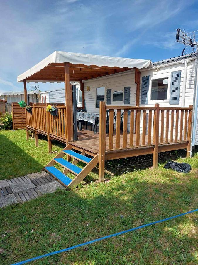 Camping pour 6 personnes, avec Jacuzzi et Terrasse ainsi que Jardin et Piscine