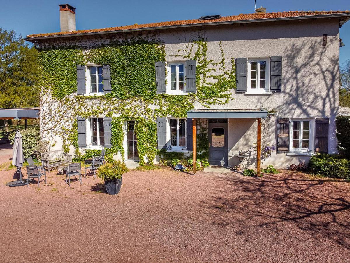 Domaine d'Aromm - Chambres d'hotes & gites - Piscine, Jacuzzi, Etangs & Animaux - Au calme in Ouches, Région de Roanne
