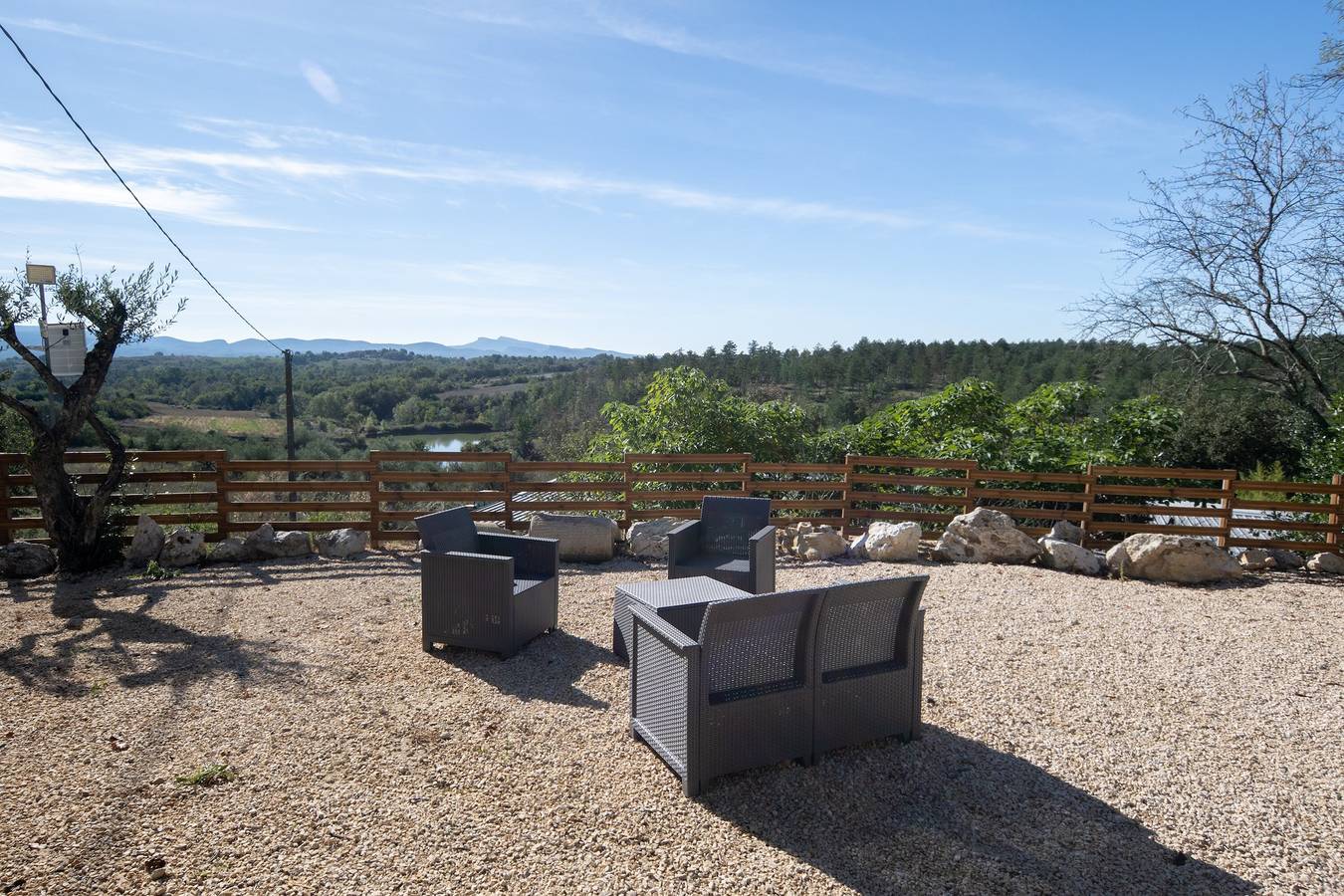 Hel leilighet, Apartment 'Gîte 3 - Lavande' with Lake View, Shared Pool and Wi-Fi in Saint-Sauveur-de-Cruzières, Cevennane