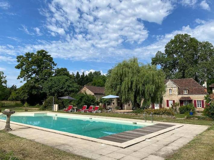 Location de vacances pour 3 personnes, avec terrasse ainsi que piscine et jardin à Prudhomat