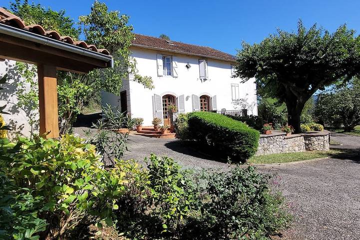Gîte pour 8 personnes, avec jardin à Sengouagnet
