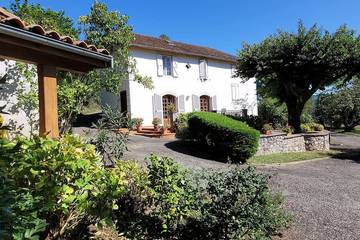 Gîte pour 8 personnes, avec jacuzzi et jardin à Sengouagnet