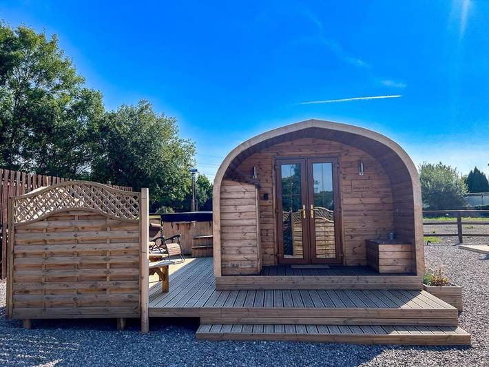 Room for 4 people, with Terrace and Hot tub in Bridgend