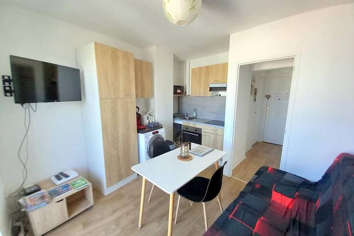 Apartamento entero, Square-meter apartment with a balcony near the Sncf train station, free coffee, tea, and Wi-Fi—Netflix in Orleans, Valle del Loira