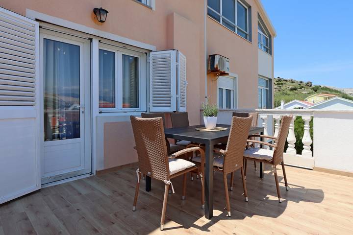 Ferienwohnung für 5 Personen, mit Pool und Balkon/Terrasse auf Pag