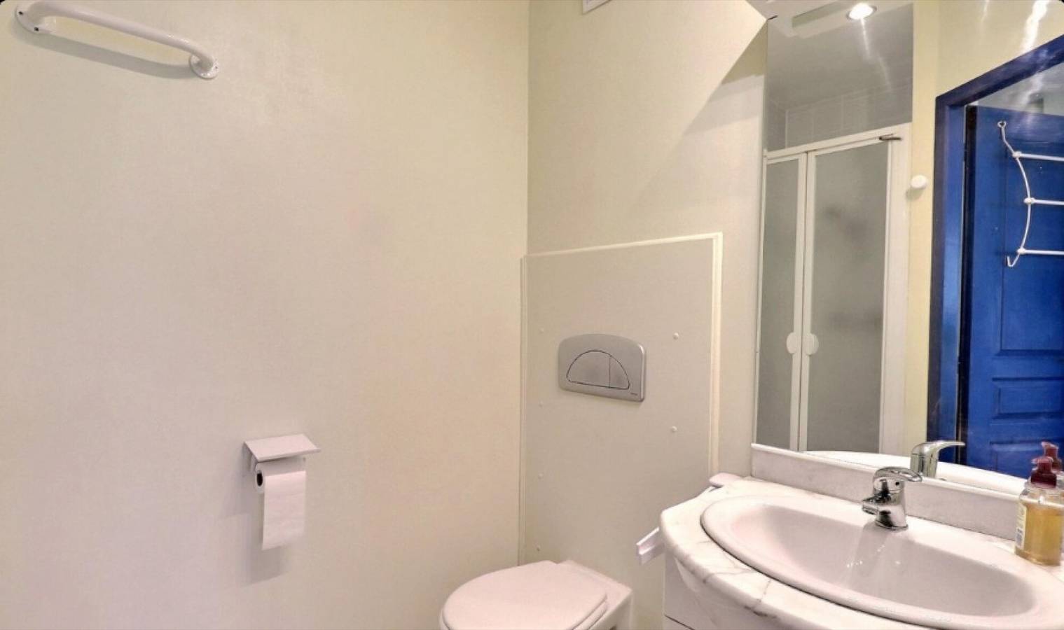 Bed and Breakfast 'Chambre Rez De Chaussée' con piscina, terraza y Wi-Fi compartidos in Saint-Fortunat-sur-Eyrieux, Privas