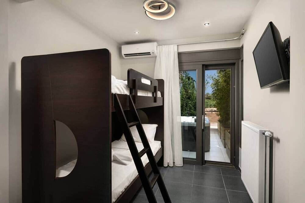 Lux 3bd Vacation Home w. Sauna & Rooftop Jacuzzi in Chania region