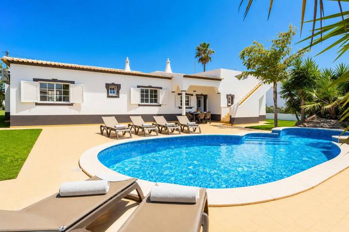 Villa voor 6 personen, with Terras and Tuin as well as Kinderzwembad in Guia