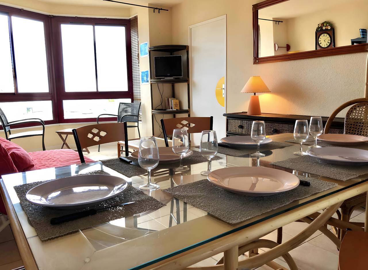 Appartement entier, Appartement 'Hortensia By Madame Est Servie' avec vue sur mer, balcon et Wi-Fi in Perros-Guirec, Côte de Granit Rose