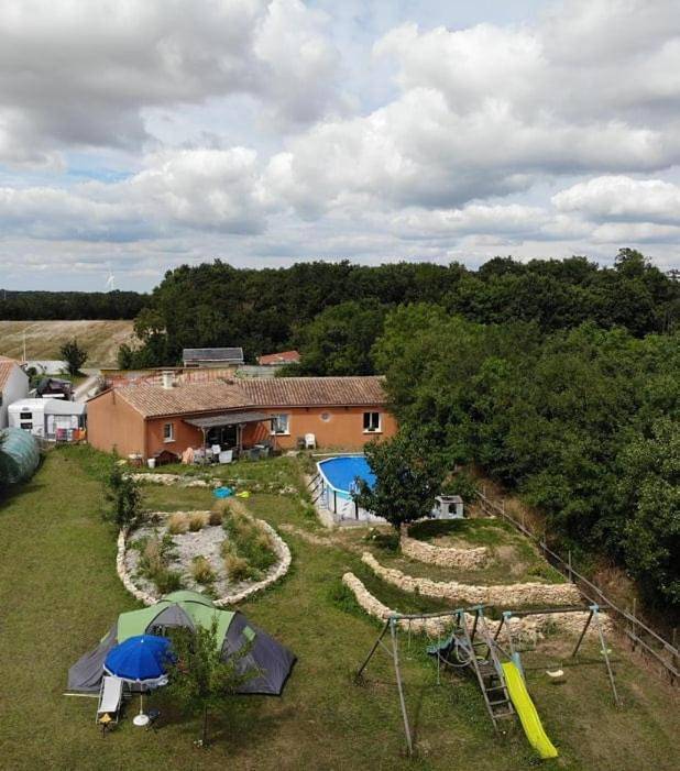 Location de vacances pour 11 personnes, avec Terrasse ainsi que Jardin et Vue à Ferrières (Charente-Maritime) - 3