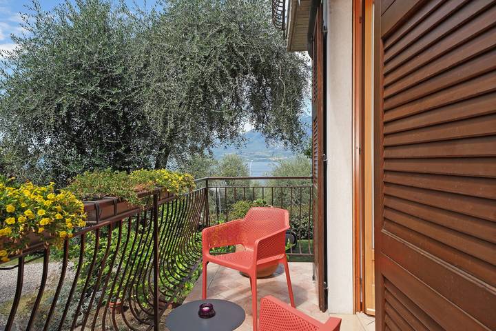 Entire apartment, Apartment "Anna Torri" with Beautiful Garden and Lake Views in Torri del Benaco, Garda Mountains
