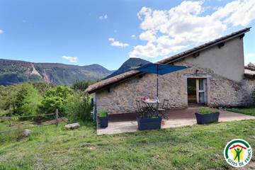 Gîte pour 2 personnes, avec terrasse à Poyols