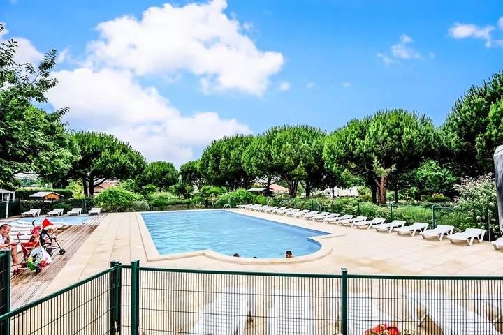 Camping pour 8 personnes, avec Piscine dans 