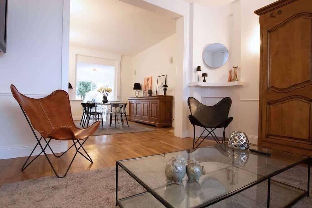 La villa douaisienne, central, terrasse privee in Douai, Department Nord