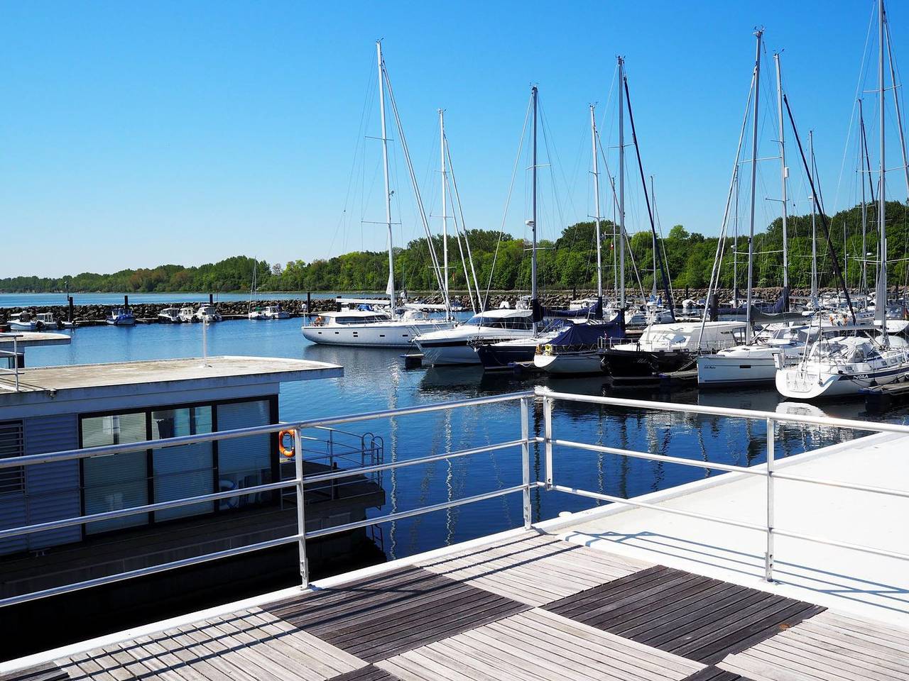 Floating 44 in Boltenhagen - festliegendes Hausboot in der Weißen Wiek in Boltenhagen, Mecklenburger Bucht