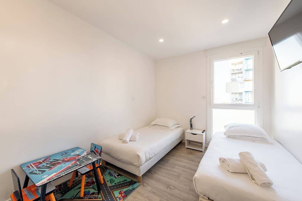 Ganze Wohnung, Rare! Large 4-bedroom apt. I Disney & Paris 30 min I Near Metro & Free Parking in Créteil, Val-de-Marne