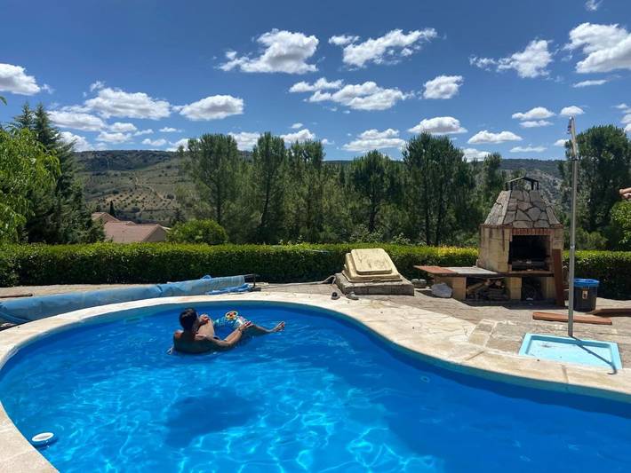 Casa rural para 8 personas, con vistas y piscina además de jardín y balcón en Loranca de Tajuña