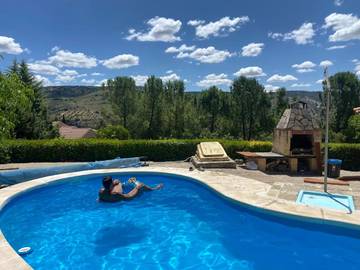 Casa rural para 8 personas, con balcón y vistas además de piscina y jardín en La Alcarria