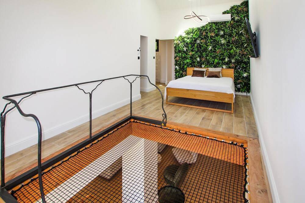 Amazing home in Carpentras with private swimming pool, can be inside or outside in Carpentras, Parque natural regional del Mont Ventoux