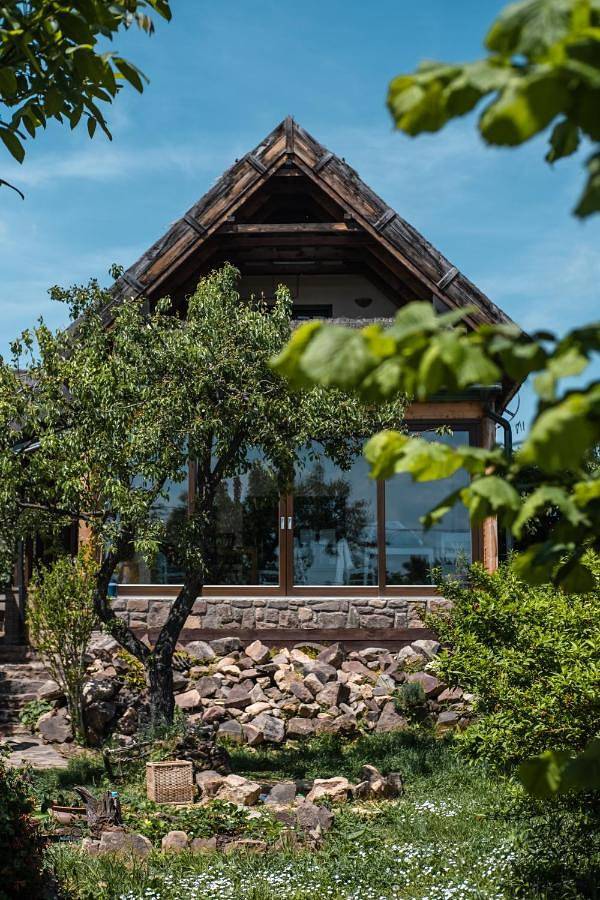 Ferienhaus für 2 Personen, mit Garten und Balkon sowie Seeblick und Ausblick in Revfülöp