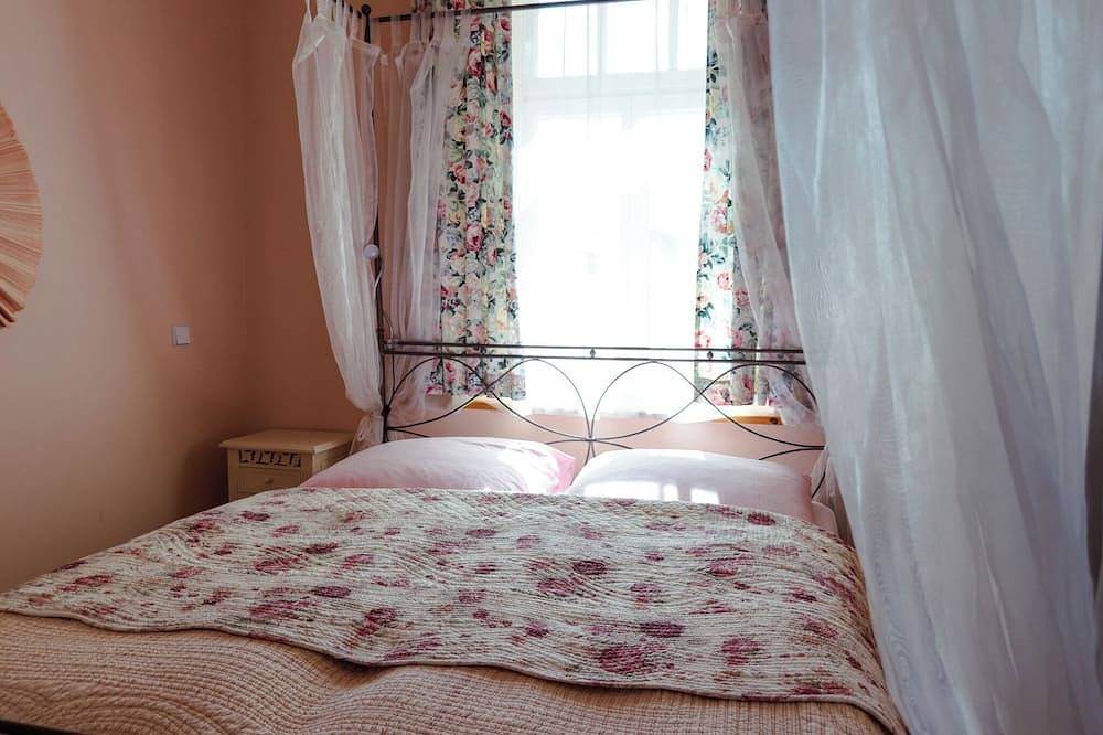 Ganze Wohnung, Wohnung 3 · Rose – Gartenwohnung mit Terrasse & Himmelbett in Temmen-Ringenwalde, Barnimerland Region