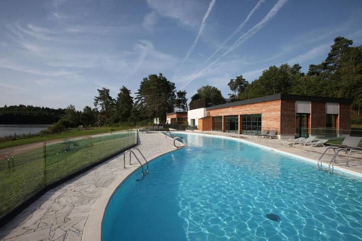 Location de vacances pour 4 personnes, avec Jacuzzi et Terrasse ainsi que Jardin et Piscine à Meyrignac-l'Église