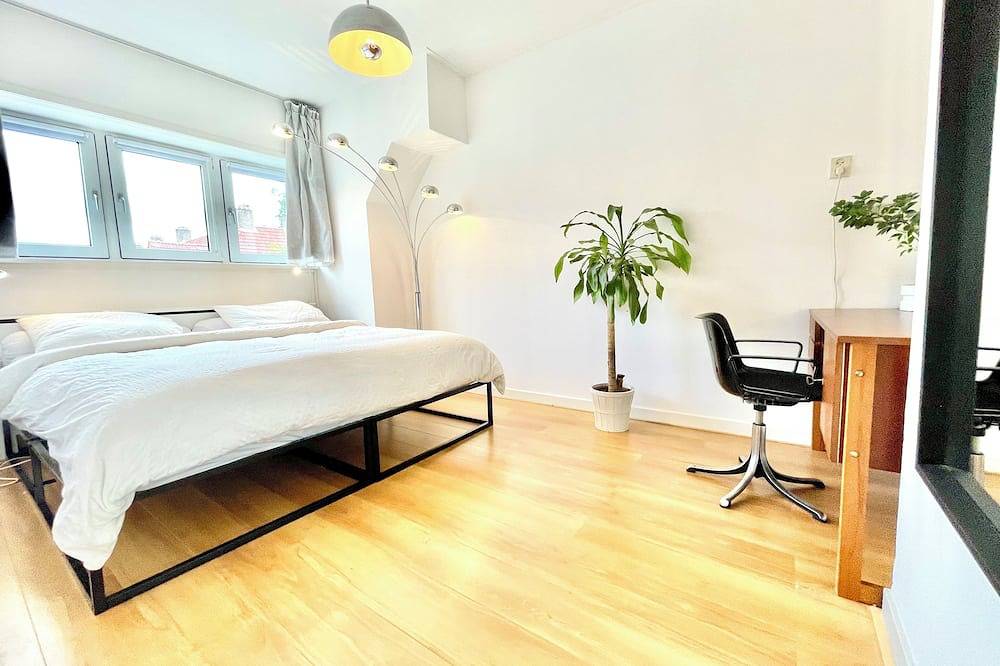 A peaceful haven in the bustling city of Amsterdam in Amsterdam Oud-Zuid, Dutch Coast