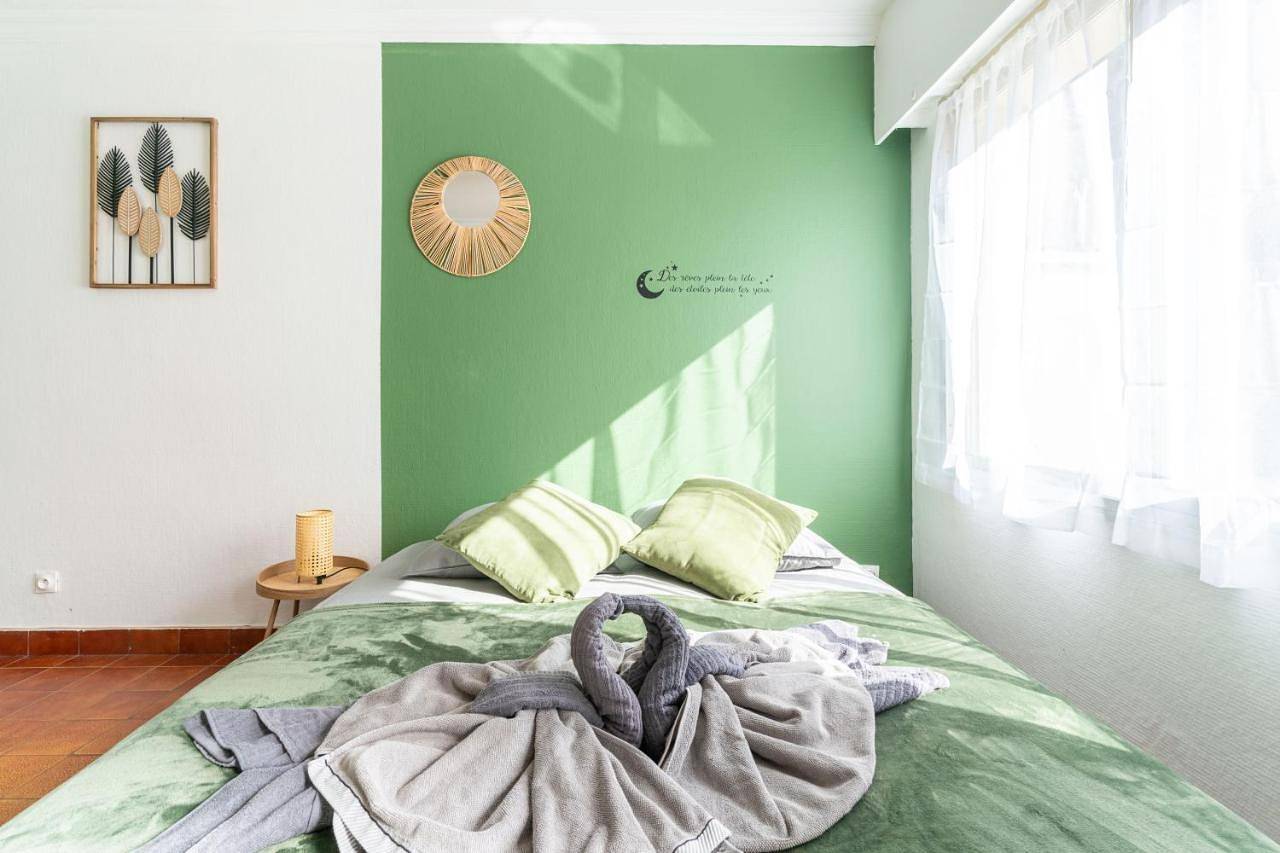 Appartement entier, Charmant studio avec terrasse, Gare à 200m et parking gratuit in Saint-Cyr-l'École, Yvelines