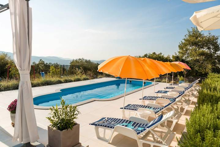 Ferienhaus für 10 Personen, mit Pool und Garten