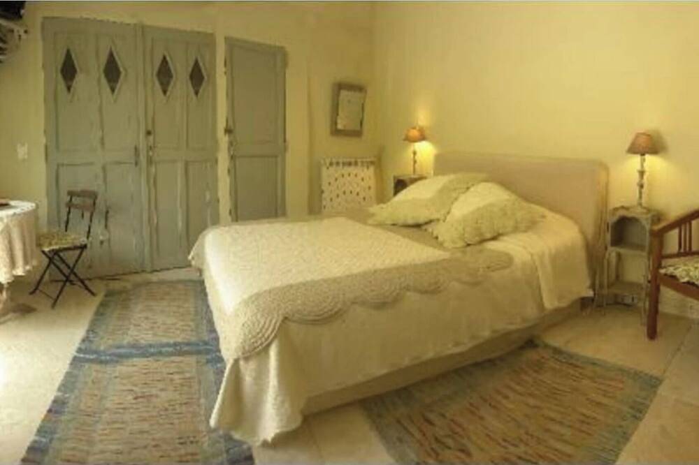 Entire apartment, Courtyard Studio Apartment in Lourmarin village with terrace in Lourmarin, Parc naturel régional du Luberon