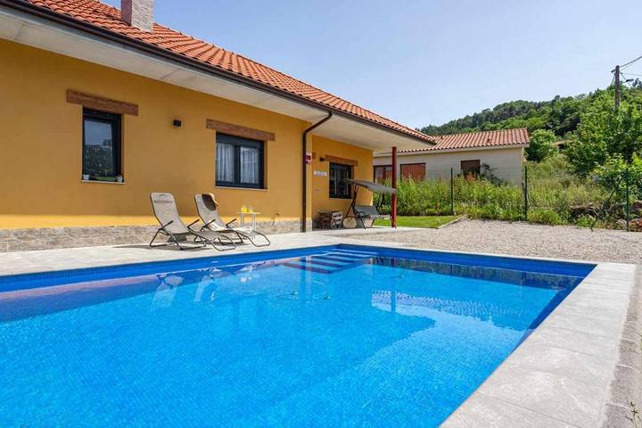 Casa rural para 6 personas, con vistas además de jardín y piscina en Comarca de la Sidra