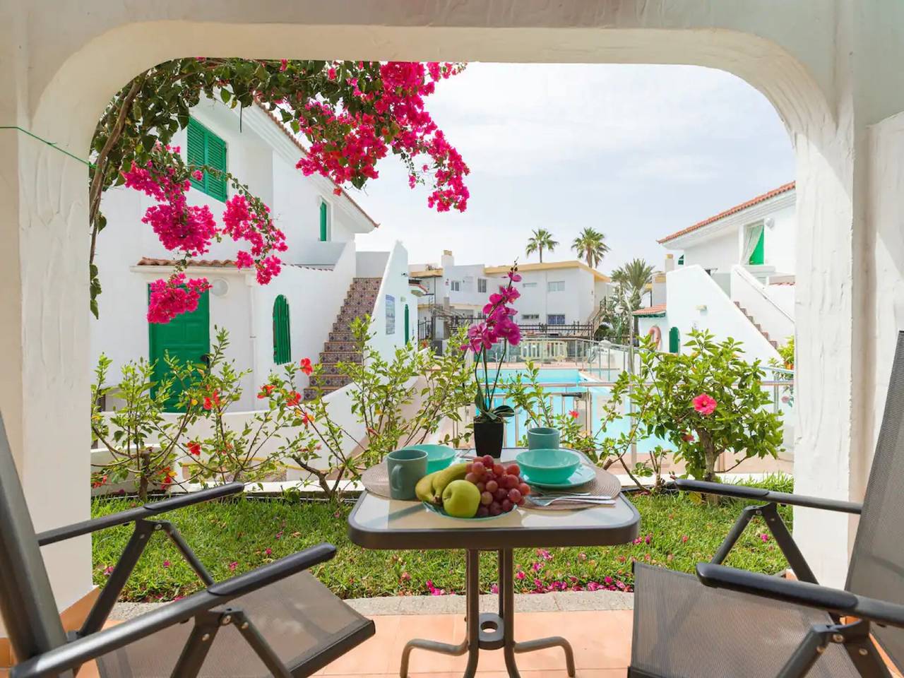 Entire apartment, Vacation Apartment 'Elegante Apartamento 5 Min De Playa' with Shared Pool in San Agustin, San Bartolomé de Tirajana