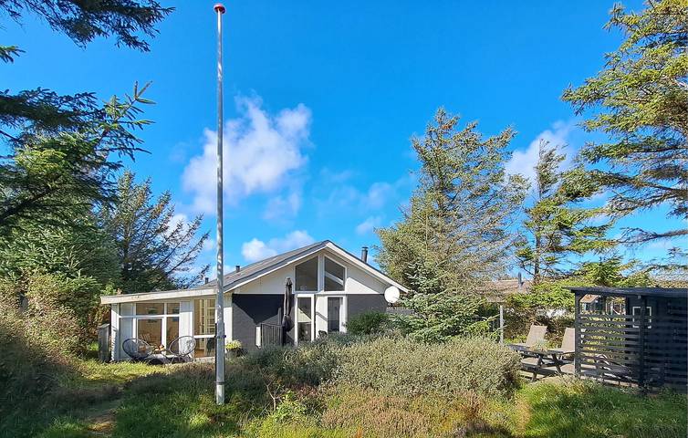 Feriehus for 4 personer, med Terrasse og Jacuzzi i tillegg til Sauna i Vorupør