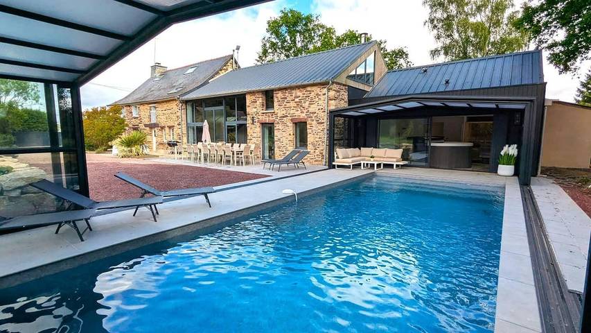 Gîte pour 19 personnes, avec Jacuzzi et Terrasse ainsi que Jardin et Piscine à Montfort-sur-Meu