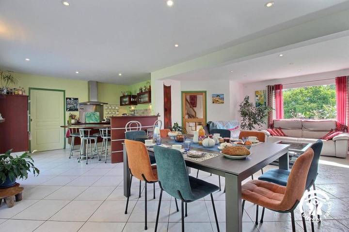Chambre d’hôte pour 4 personnes, avec terrasse ainsi que vue et jardin