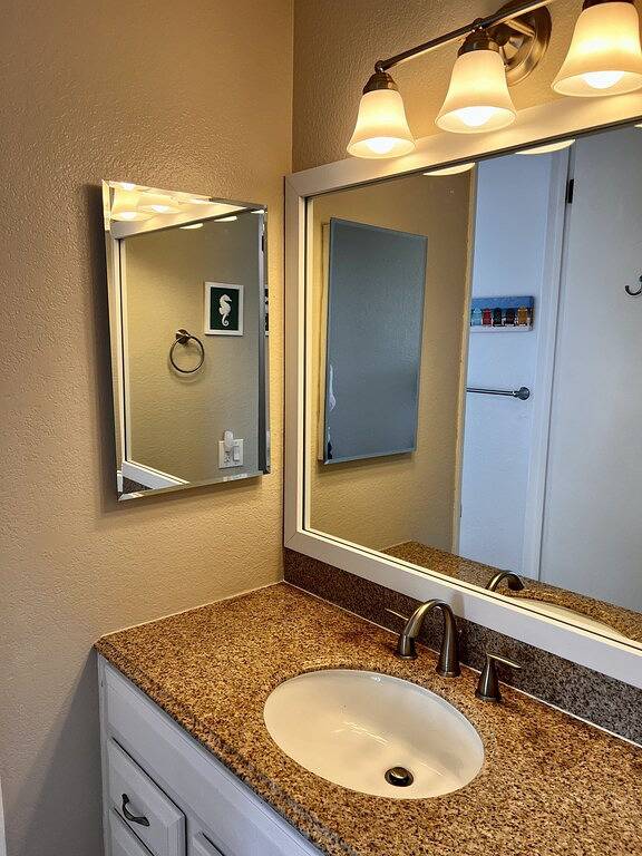 Ganze Wohnung, Beautiful End Unit Single Level Condo North Coast Village - Walk to the beach!! in Oceanside, San Diego County