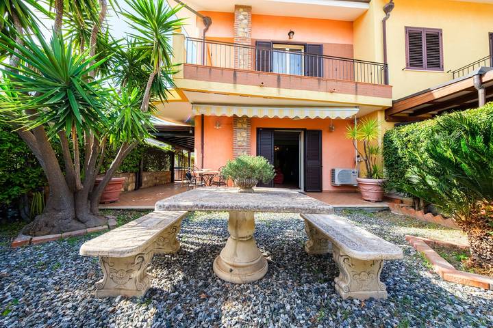 Villa per 8 persone, con Balcone e Idromassaggio nonché Giardino