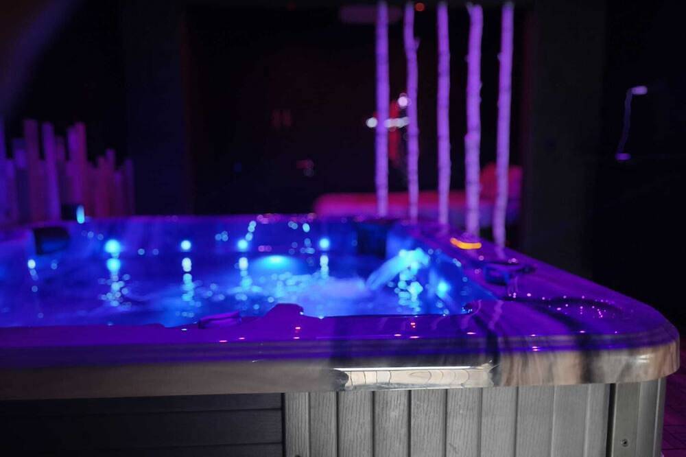 Geheel appartement, Love Jacuzzi Suite For 2 in Charleroi, Henegouwen