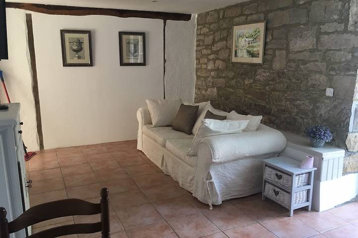 Gîte pour 2 personnes, avec terrasse ainsi que piscine et jardin à Mayrinhac-Lentour - 4