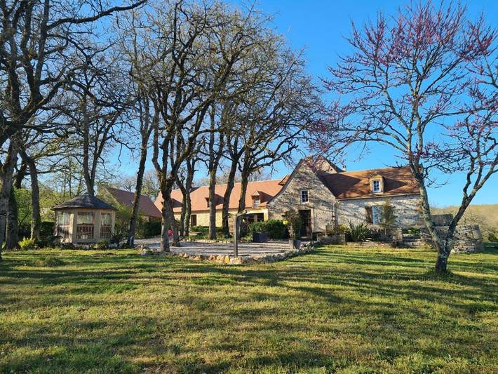 Location de vacances pour 2 personnes, avec vue ainsi que jardin et piscine à Azerat - 4