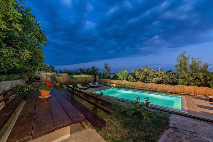 Apartament wakacyjny dla 10 osób, z basen i balkon/ taras, zwierzęta dozwolone w Pag