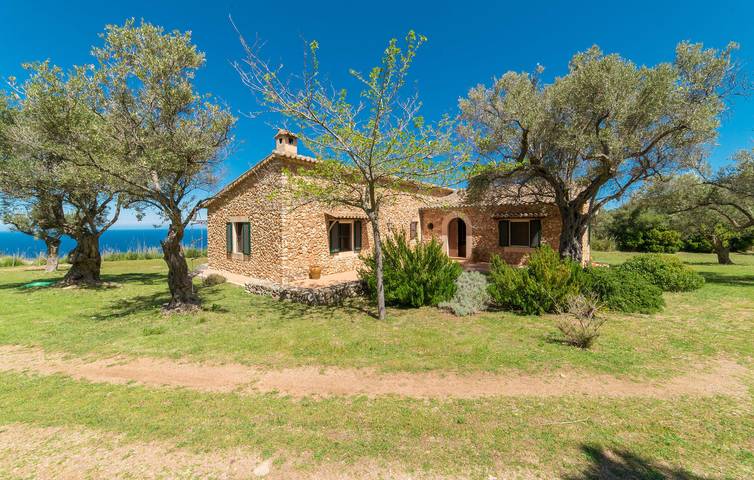 Seaside Retreat with Pool and Terrace, 2km from Beach in Deià, Coast of Mallorca