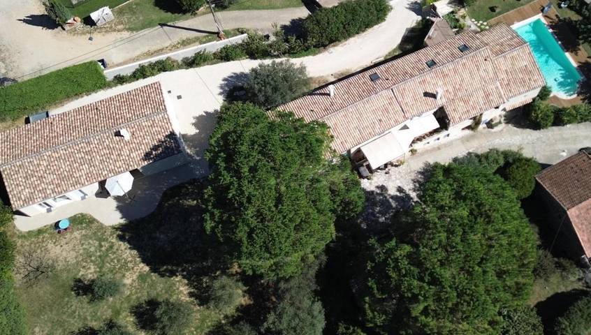 Location de vacances pour 4 personnes, avec piscine ainsi que jardin et vue à Saint-Julien-de-Peyrolas - 4