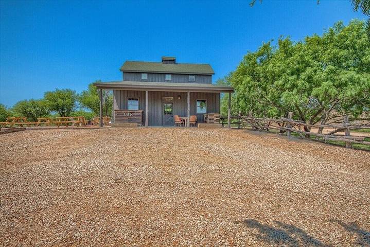 Vacation house for 8 people, with hot tub and yard in New Braunfels