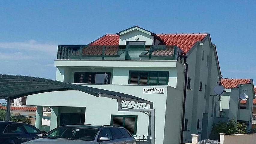 Ferienwohnung für 6 Personen, mit Terrasse in Petrcane