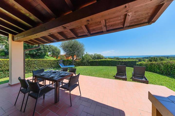 Chalet für 7 Personen, mit Terrasse und Garten sowie Pool und Seeblick