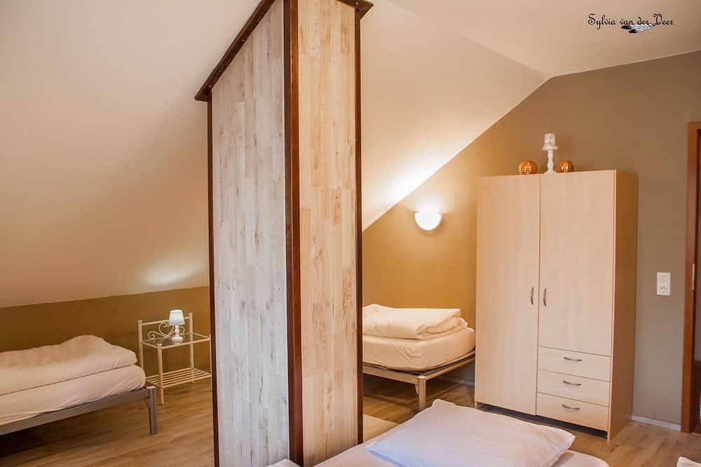Large apartment in the Vulkaneifel on a mountain located!!! Up to 12 people! above in Mürlenbach, Vulkaneifel