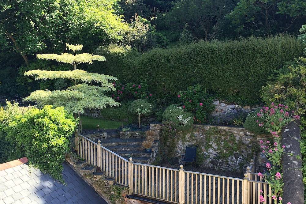 Entire apartment, 2 double-bedroomed Bijou Apartment with Enchanting Secluded Garden in Ashburton, Dartmoor